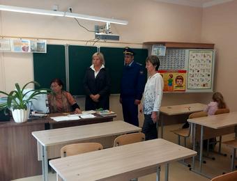 В минувшую пятницу в Заводской школе с рабочим визитом побывал прокурор Троицкого района Антон Мариупольский. В минувшую пятницу в Заводской школе с рабочим визитом побывал прокурор Троицкого района Антон Мариупольский.